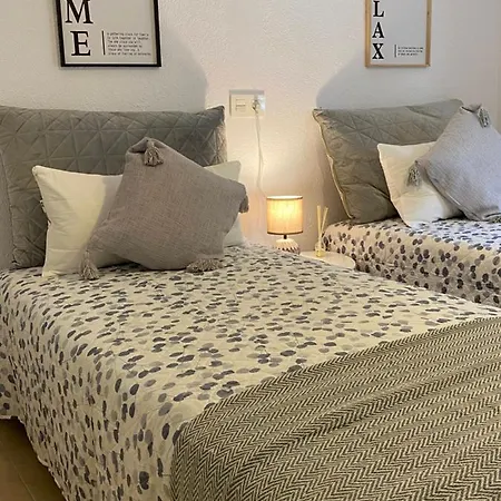 Holiday home Private Pool & Garden - Walk To & *