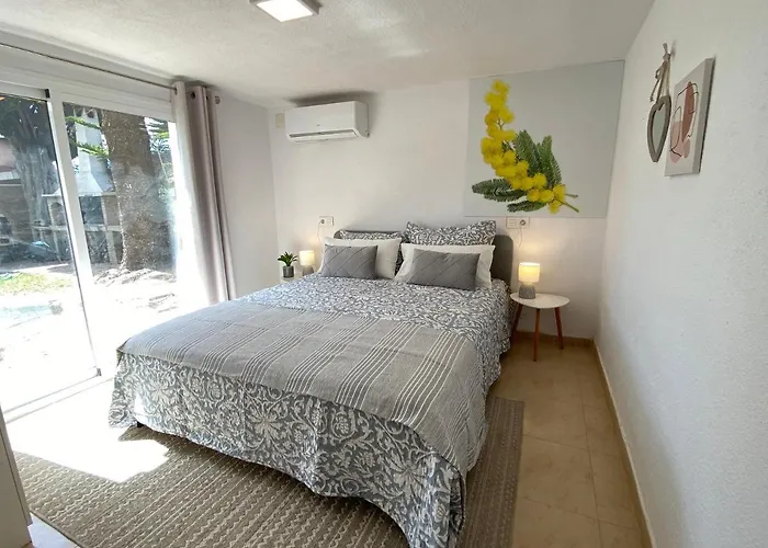 Private Pool & Garden - Walk To &