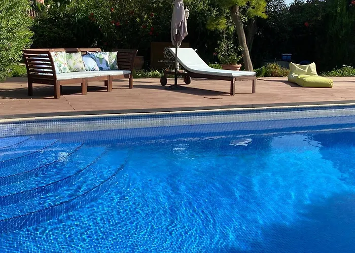 펜션 Private Pool & Garden - Walk To &